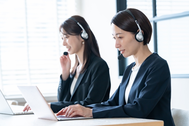 予約デスクの女性の写真